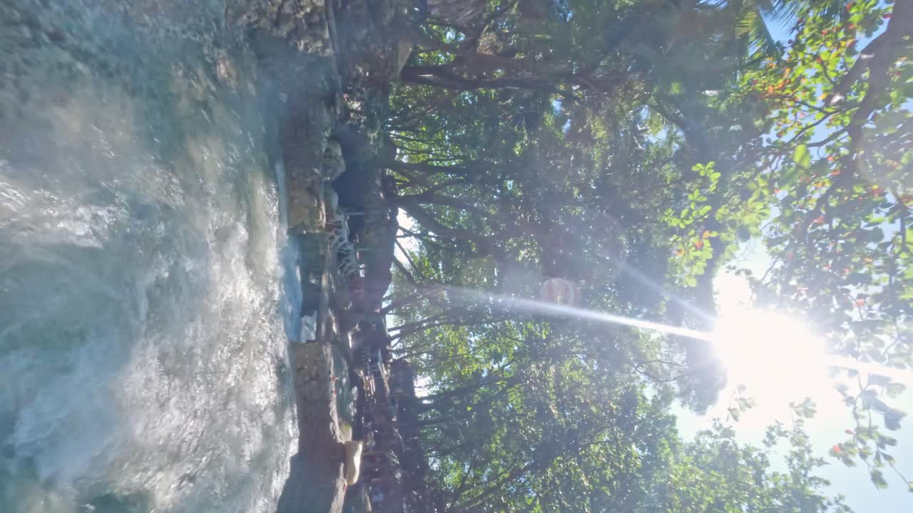 도미니카 공화국 바라호나 주 사우스 에 위치한 발네아리오 산 라파엘 자연 스파 장소의 수직