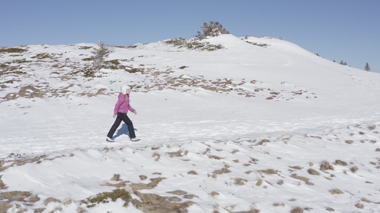 mujer feliz caminando en la naturaleza al aire libre de la nieve en las montañas cubiertas de nieve