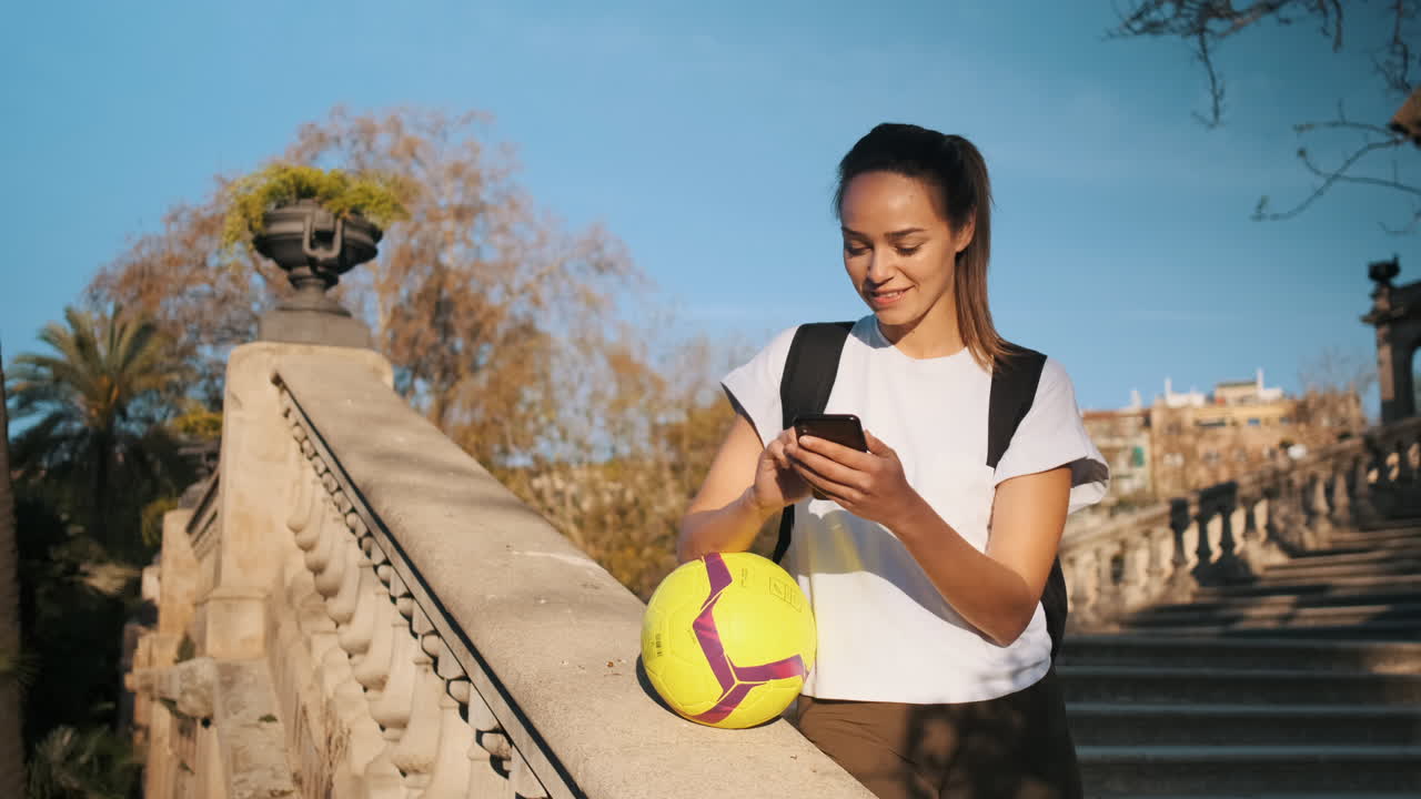 mujer usando teléfono inteligente al aire libre.