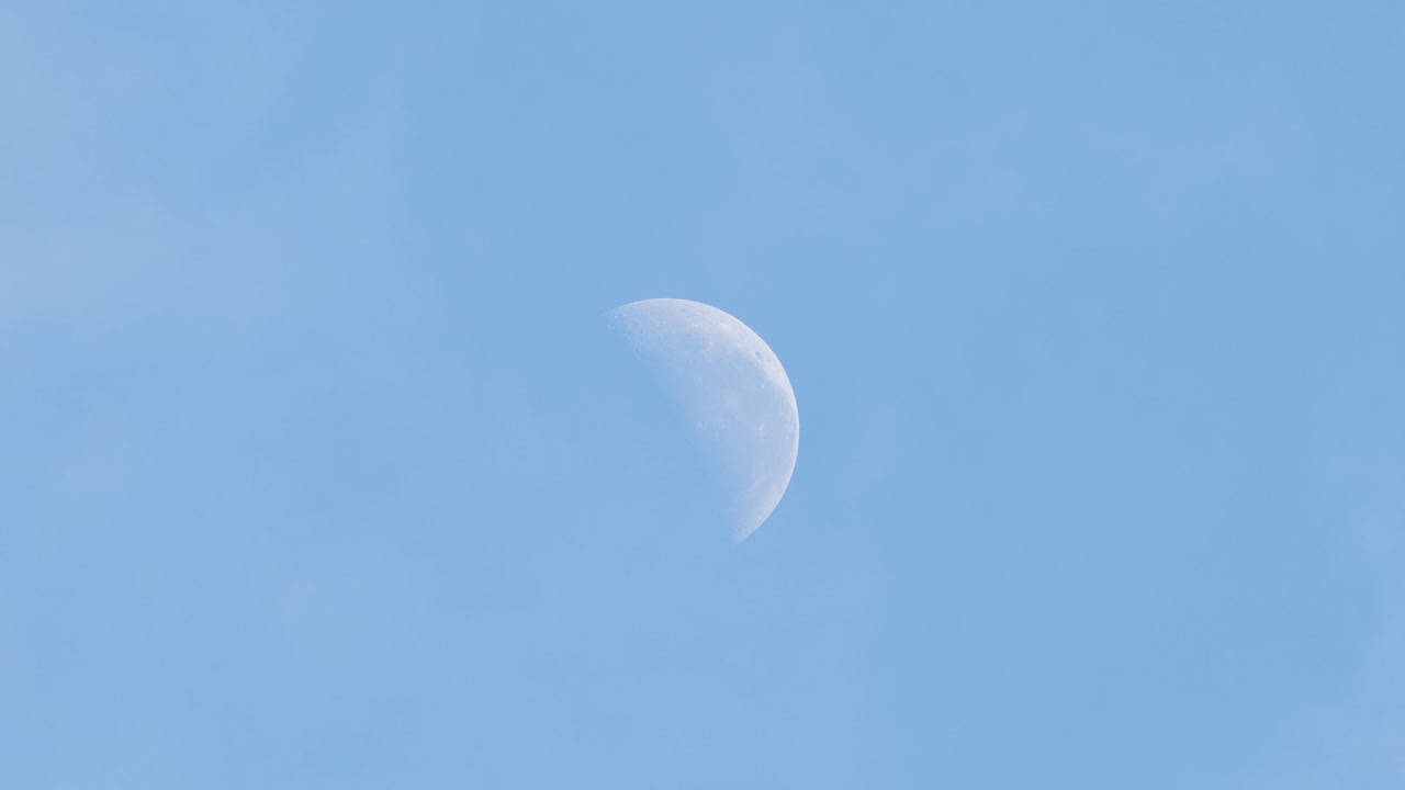 낮에는 반달이 보이고 구름이 가득한 푸른 하늘 오스트레일리아, 빅토리아, 지프스랜드, 마프라 중간