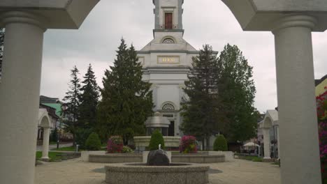 caminar a través de una pequeña puerta decorativa a la iglesia y las fuentes de la ciudad