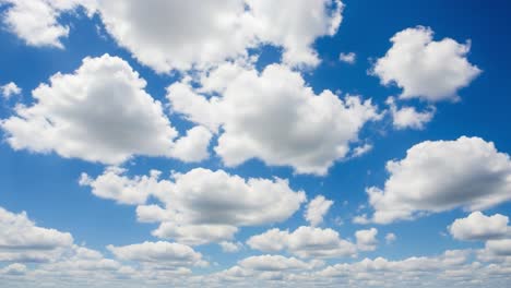 cielo azul con nubes blancas y esponjosas