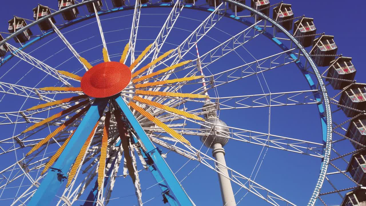 колесо эрриса на фернсе-турм возле ратуши рождественский рынок в берлине, германия