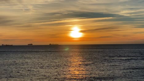 hermosa puesta de sol en la playa tropical de la costa en el fondo de la naturaleza