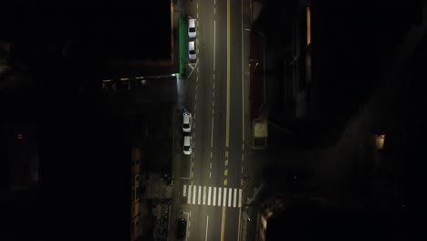 Luftaufnahme-Der-Straße-Mit-Drohne-4k-Bei-Nacht-Stadt-Como-Italien