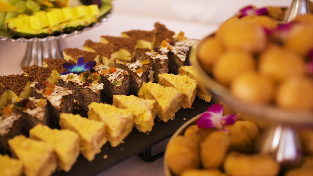 Frutta fresca e dolci a un ricevimento di nozze 1
