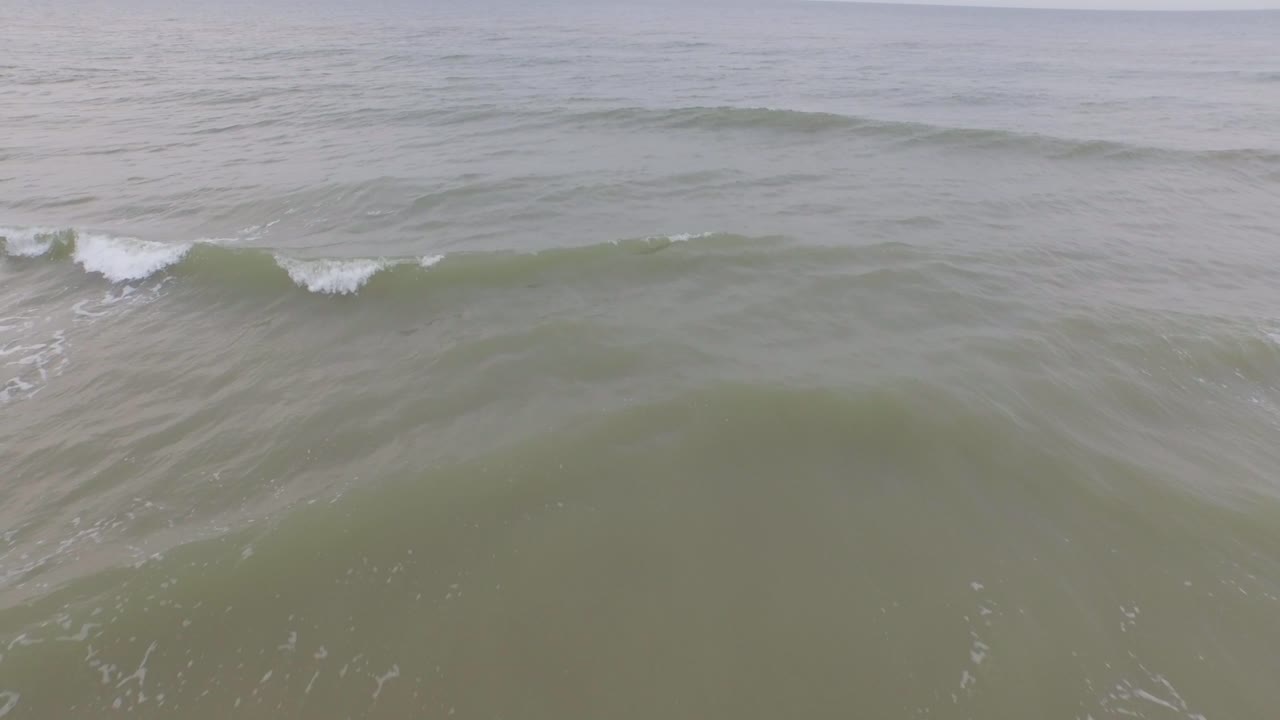 항공: 네덜란드 돔부르크와 웨스트카펠 사이의 모래 해변에서 흐린 날