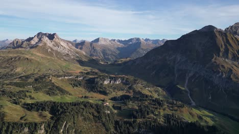 Reine-Berggipfel,-Einsamer-Ort,-Unebene-Oberfläche,-Steinige-Felsen,-Die-Hoch-Erreichen,-Unterschiedliche-Höhen,-Hügel,-Schwierig-Für-Die-Erkundung,-Abenteuer,-Wanderort,-Adrenalin,-Natürliche,-Unberührte,-Unberührte-Natur,-Himmel