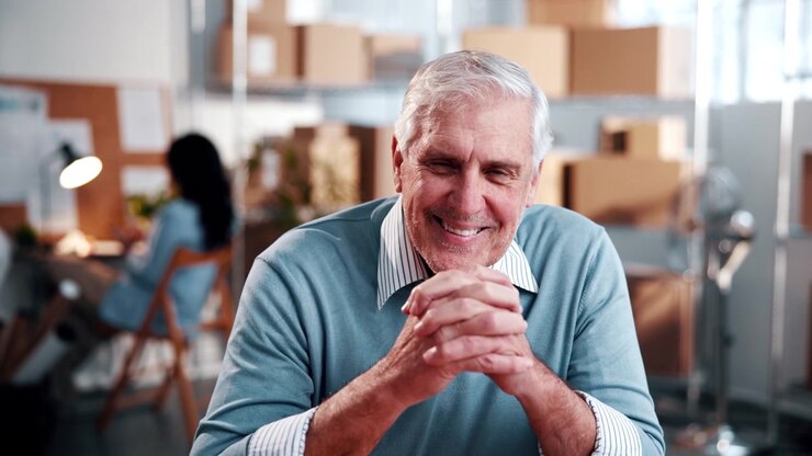 Ritratto di un uomo d'affari senior sorridente in ufficio