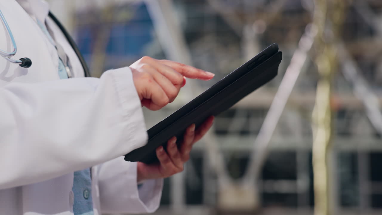manos, tableta y mujer médico al aire libre