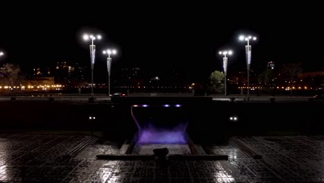 exhibición de fuentes nocturnas en el puente de la ciudad