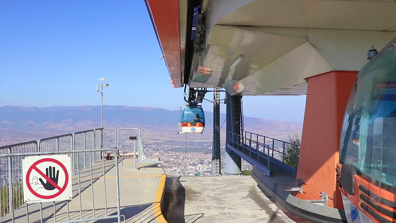 teleférico comienza su viaje desde el punto más alto de la colina con vista panorámica de la ciudad