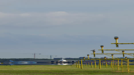 aterrizaje de un avión en un aeropuerto