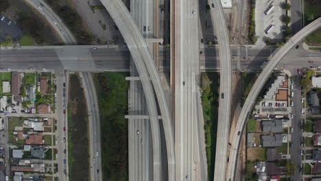 Antenne:-Spektakuläre-Folgeaufnahme-Von-Judge-Pregerson-Interchange-Mit-Mehreren-Straßen,-Brücken,-Highway-Mit-Wenig-Autoverkehr-In-Los-Angeles,-Kalifornien-An-Einem-Schönen-Sonnigen-Tag