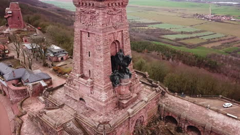 4k-Frederick-Barbarossa-En-El-Monumento-KyffhÄuser,-Alemania