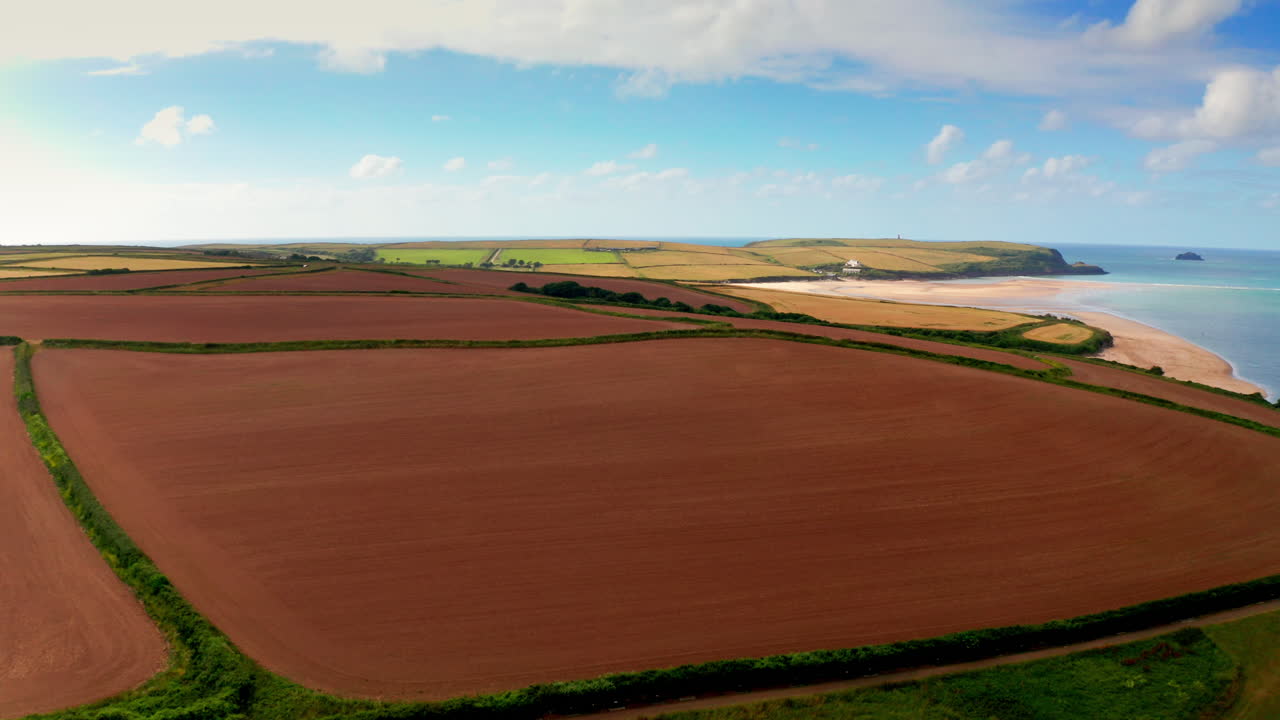 영국의 그림 같은 코니쉬 풍경 위에서 드론으로 촬영된 사진