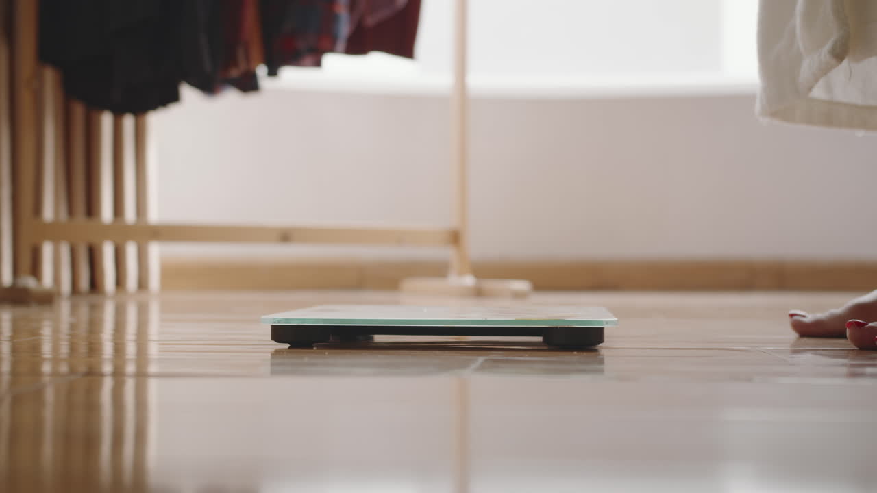 Pés de mulher se pesando em casa