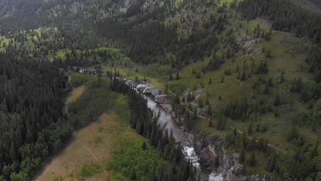 Imágenes-Aéreas-De-Drones-De-Un-Río-Que-Fluye-A-Través-Del-Bosque-Y-La-Tierra-En-Alberta,-Canadá