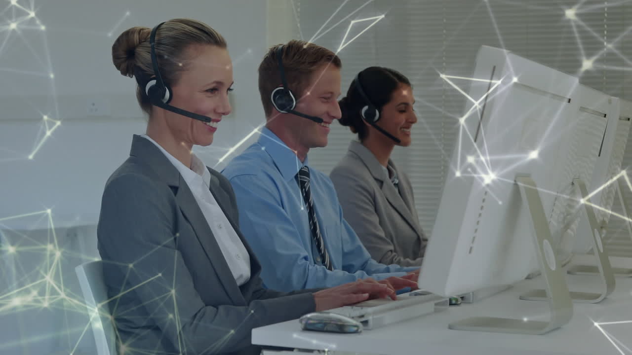 animazione di reti di connessioni su persone d'affari che utilizzano cuffie telefoniche