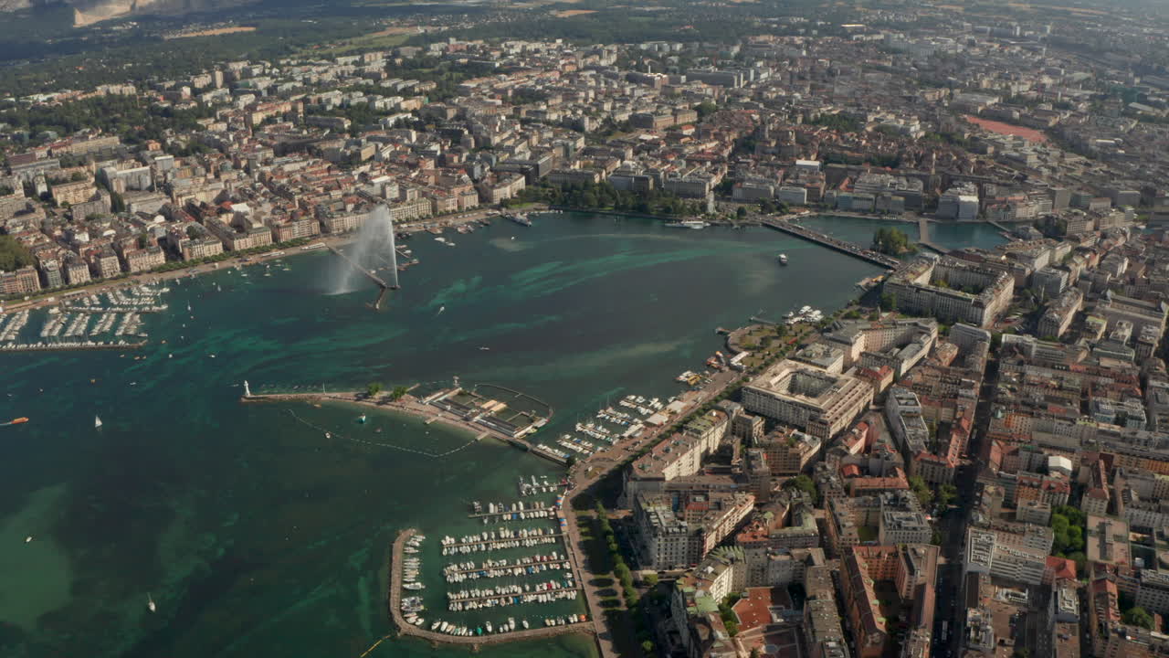 ⁇ 은 날 에 제네바 중앙 에 있는 라 라데 호수 의 높은 공중 촬영