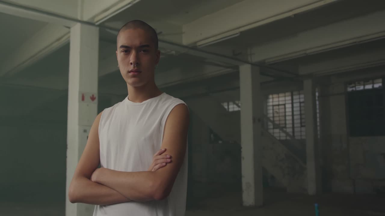 버려진 창고에 있는 멋진 젊은 남자