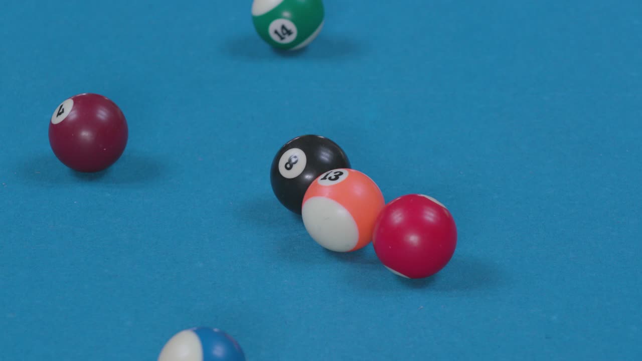 rompiendo bolas de billar en formación de ocho bolas en la mesa de billar azul
