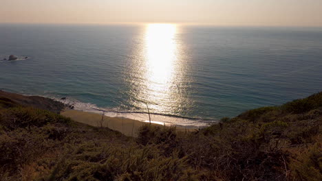 Relajante-Playa-Junto-Al-Acantilado-En-El-Norte-De-California-En-Una-Calurosa-Tarde-De-Verano-Al-Sur-De-San-Francisco---Hh-Todavía-Tiro---4k