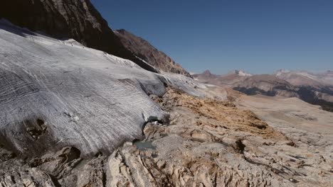 Gletscher-In-Den-Bergen,-Pfützen,-Die-Aus-Der-Luft-Herabsteigen