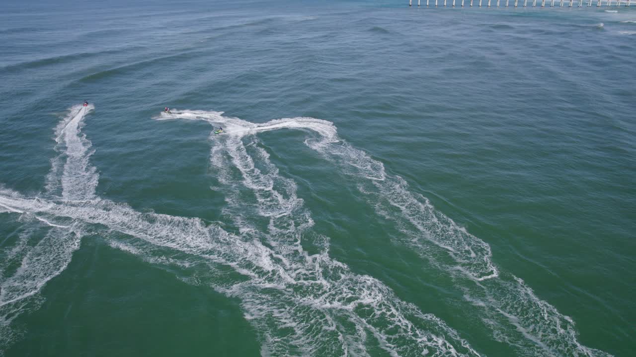호주 뉴사우스웨일즈의 물 위에서 제트 스키를 타는 레티티아 해변 - 공중 드론 샷