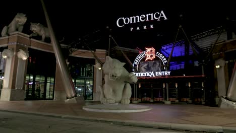 comerica park, hogar del equipo de béisbol de la liga principal de los tigres de detroit, con una toma panorámica de izquierda a derecha en la noche
