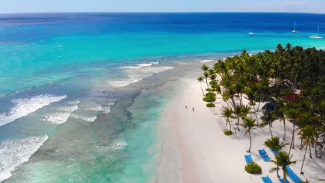Die-Unvergleichliche-Schönheit-Der-Küste-Von-Punta-Cana,-Türkisfarbenes-Wasser,-Puderweißer-Sandstrand-Und-üppige-Tropische-Landschaft,-Dominikanische-Republik