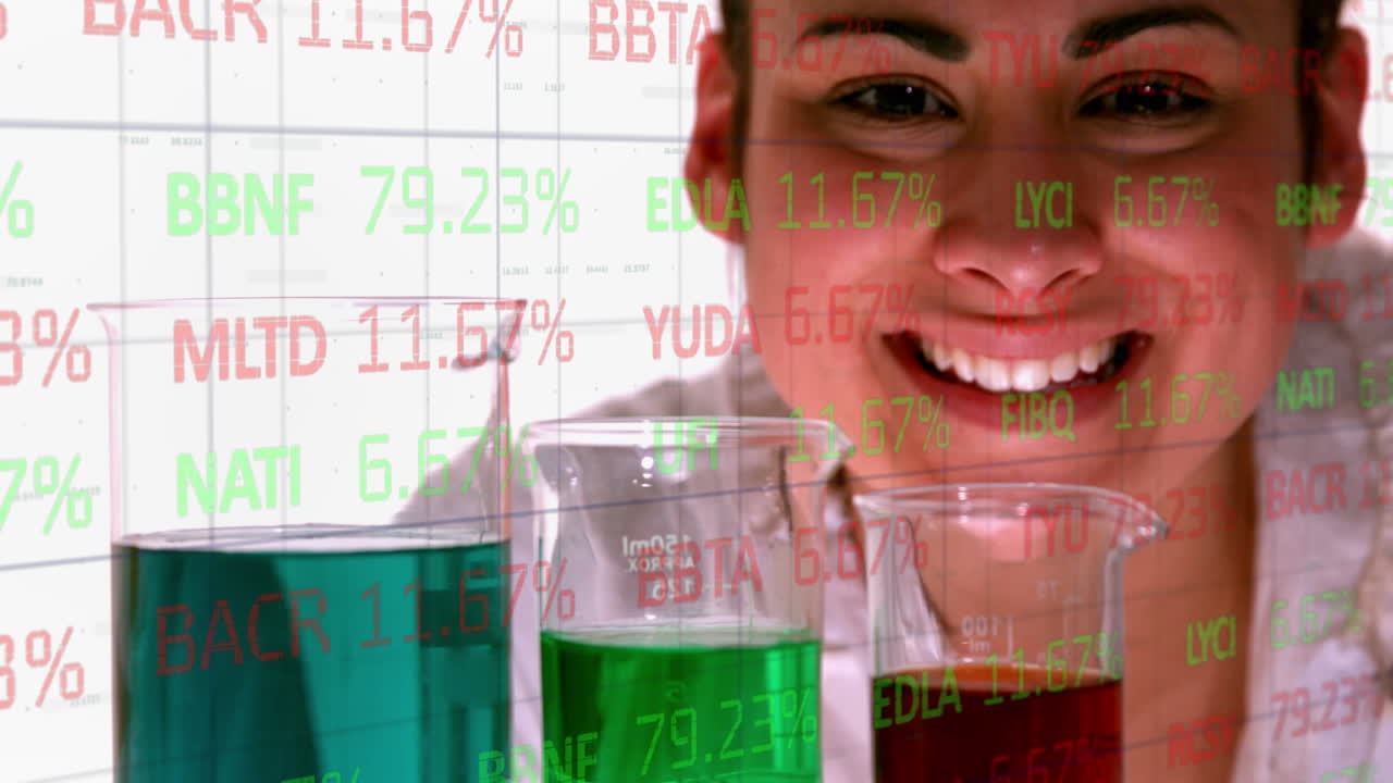 animación del procesamiento de datos financieros sobre una feliz trabajadora de laboratorio biracial