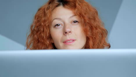 mujer usando laptop
