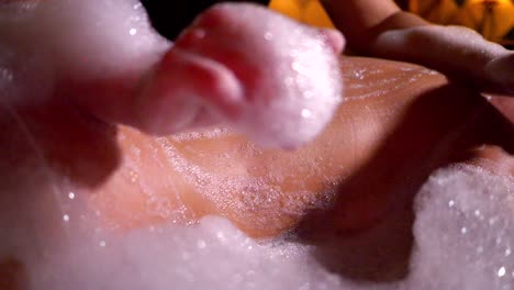 Sensual-Masaje-De-Cuerpo-Completo-Con-Espuma-A-Mano