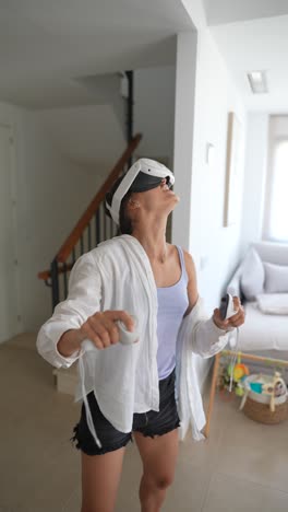 mujer experimentando juegos de realidad virtual en una sala de estar