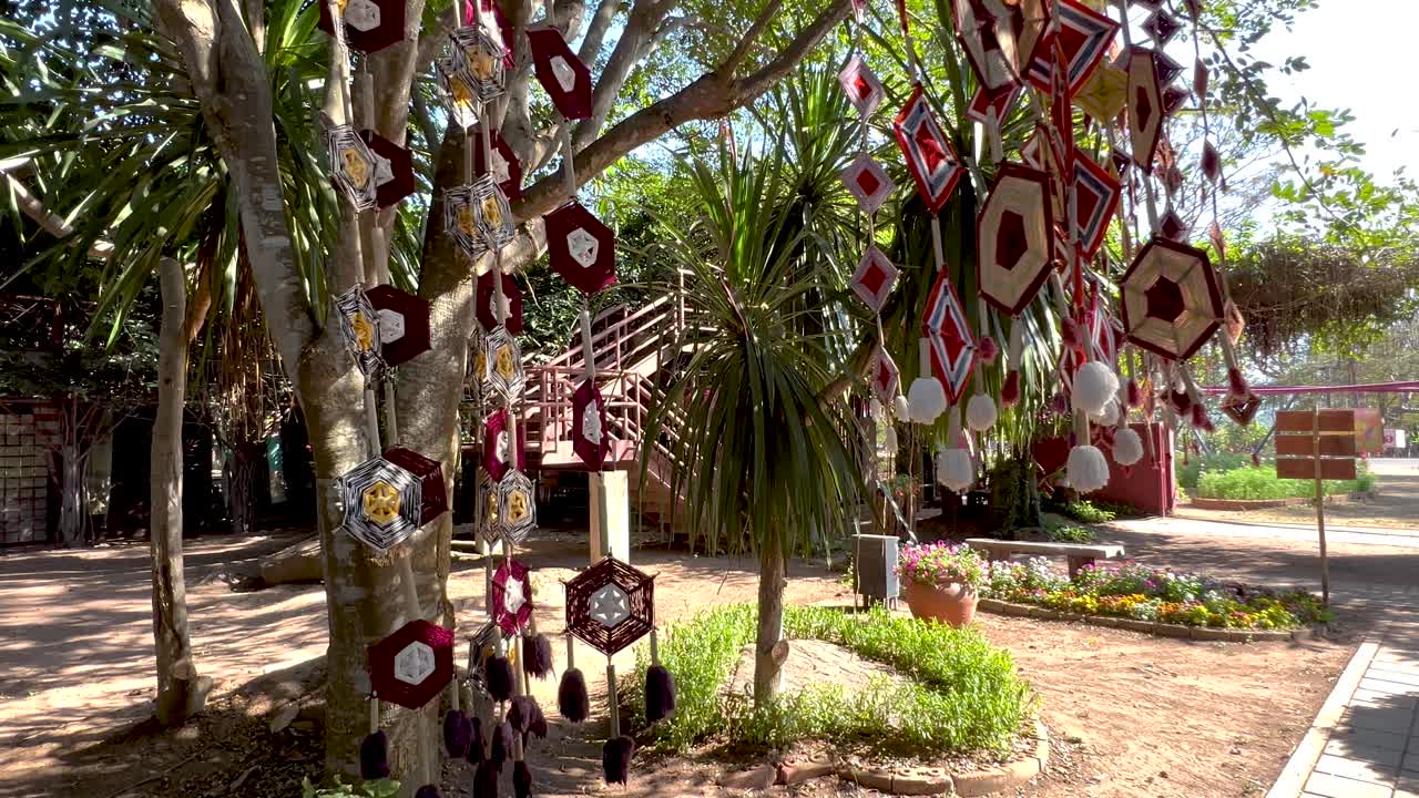 vibrantes adornos colgantes se balancean en la brisa