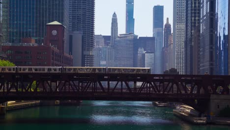 chicago loop erhöhte bahnstrecke und brücken über den chicago river und riverfront