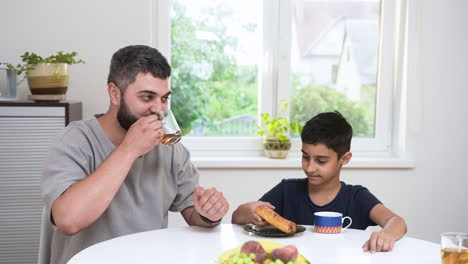 Islamische-Familie-Beim-Frühstück.