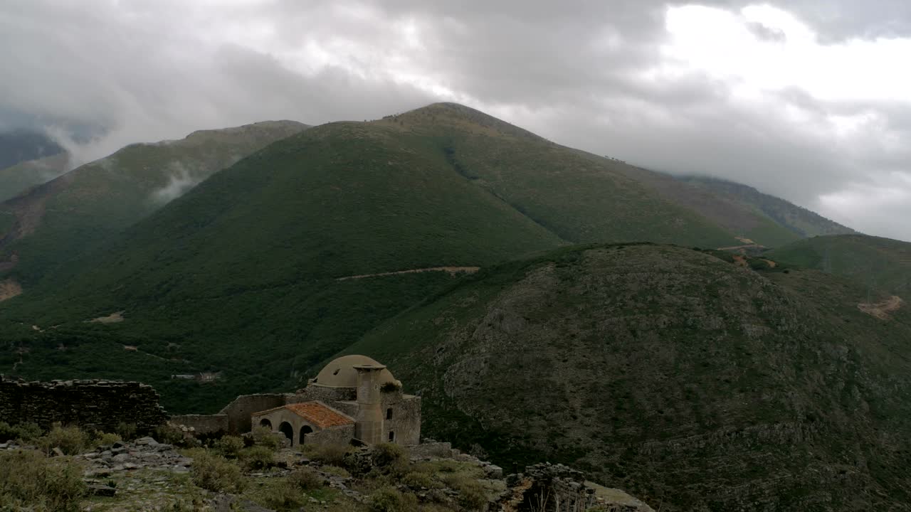 Albania, Borsh. Resti del Castello di Sopot. Moschea in rovina. Time Lapse