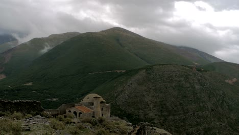 albania, borsh. restos del castillo de sopot. mezquita en ruinas. tiempo transcurrido.