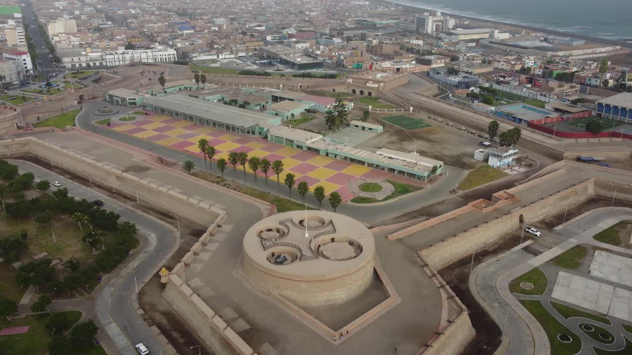 Dronebillede af en 1700-tals spansk militær femkantet fæstning nær Stillehavskysten. Dronen kredser langsomt rundt og vipper kameraet op. Beliggende i byen Callao i Peru.
