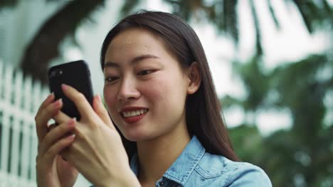 Vista-Portátil-De-Una-Mujer-Vietnamita-Usando-Un-Teléfono-Inteligente