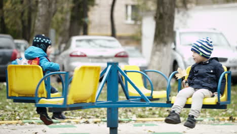 dos niños en un carrusel