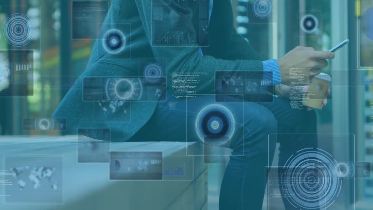 animación de escaneos y procesamiento de datos en pantallas sobre un hombre de negocios que usa un teléfono inteligente