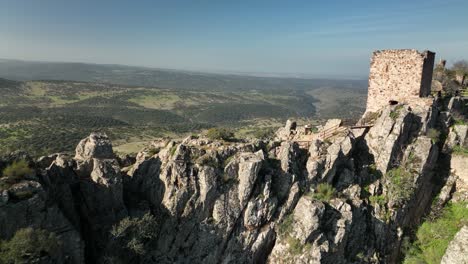 星期天和家人一起在villuercas和ibores的地质公园在城堡的小屋caceres extremadura