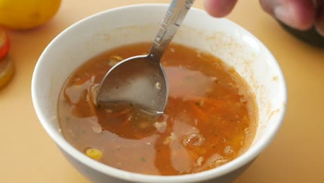 un plato de sopa con cuchara