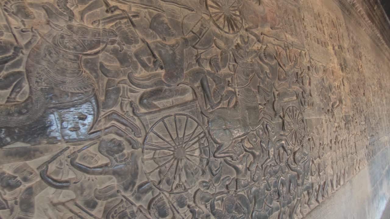las extensas decoraciones talladas en piedra de angkor wat en las paredes interiores