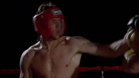 dos boxeadores peleando en un ring de boxeo 7