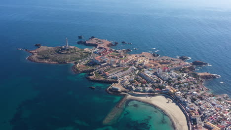 Wunderschöne-Luftaufnahme-Von-Kap-Palos-Mit-Seinem-Leuchtturm-Und-Sandstrand-In-Spanien