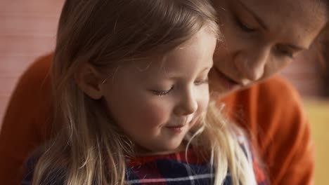 Retrato-De-Una-Niña-Comiendo-Galletas-En-Casa-Con-Mamá